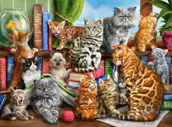 House of Cats -palapeli: Kissoja kirjojen päällä, kissoja hyllyn päällä ja yksi kissa katselee kultakalaa. Kissojen talo -palapelissä on 2000 palaa.