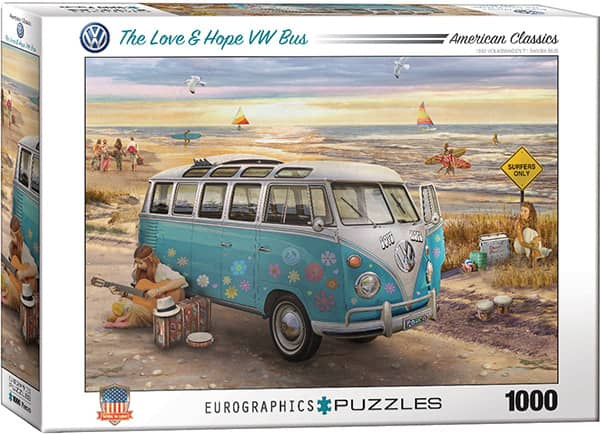 VW Bus palapeli 1000 palaa (The Love & Hope VW Bus) on Eurographicsin valmistama. Kuvassa junakeula on parkissa ja taustalla näkyy meri. Mies soittaa kitaraa volkkarin varjossa.
