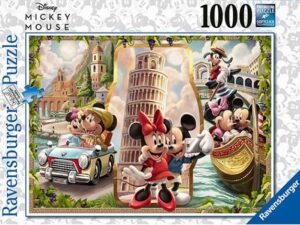 Mikki ja Minni lomalla palapeli (Vacation Mickey & Minni) 1000 palaa. Kuvassa rakastetut Disney-hahmot Mikki Hiiri ja Minnie matkaavat Italiassa tutustuen muun muassa Venetsiaan ja Pisan kaltevaan torniin. Disney-palapeli sopii vaikka koko perheen yhteiseksi koottavaksi.