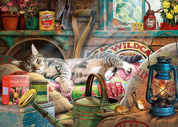 Snoozing in The Shed -palapeli on leppoisa kuva kissasta, joka nukkuu vajassa. Hiiret katsovat vieressä. Gibsons 1000 palan kissapalapeli.