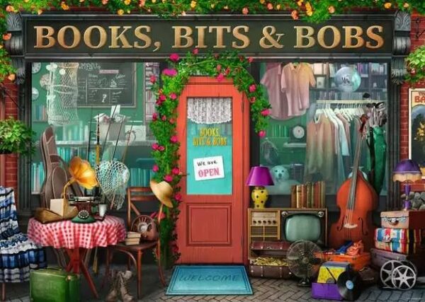 Books, Bits & Bobs palapeli on Ravensburgerin 1000-palainen. Kuvassa kaupan eteen on tuotu pöytä, vanha gramofoni, puhelin, tv, soittimia ja leluja. Ovessa lukee "Avoinna". 