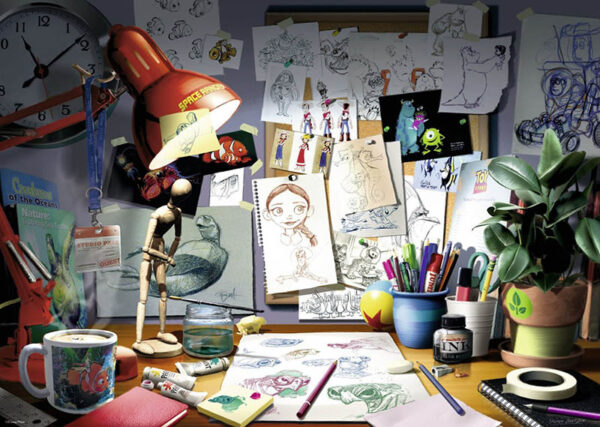 Disney Pixar Taiteilijan pöytä palapeli on Ravensburgerin 1000 palan palapeli. Kuvassa luonnoksia Disneyn hahmoista, kynät on järjestetty purkkeihin ja valo on kohdistettu keskeneräiseen luonnokseen. Luonnokset, kynät ja kasvi tekevät kuvaan paljon yksityiskohtia, joten palapeliä on mukava aloittaa vaikkapa jostain yksityiskohdasta.