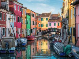 Burano Canal Venice -palapeli on Ravensburgerin 1000 palan palapeli, jonka kuvassa venetsialainen kavava, veneet ja värikkäät talot. Burano Canal on 1000 palan palapeli.