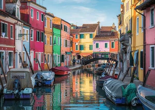 Burano Canal Venice -palapeli on Ravensburgerin 1000 palan palapeli, jonka kuvassa venetsialainen kavava, veneet ja värikkäät talot. Burano Canal on 1000 palan palapeli.
