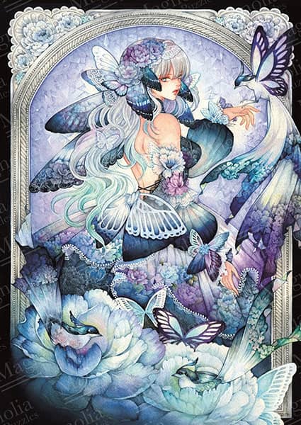 Magnolia Keskiyön sininen palapeli (Midnight Blue) on kuvittaja Laverinnen Special Edition. 1000 palan palapelissä nainen kulkee sinertävien kukkien ja perhosten keskellä. 
