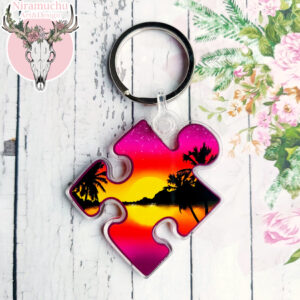 Sunset-avaimenperä on Niramuchu Art & Designin ja Pienen Harrastepuodin yhteistyönä suunnittelema avaimenperä. Avaimenperä kuuluu Puzzle Charms -mallistoon.