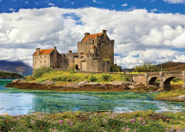 Eilean Donan linna palapeli on Eurographicsin 1000 palan palapeli, jonka kuvassa on skotlantilainen linna. Eurographicsin palapelit on leikattu SmartCut-tekniikalla. Eli palat ovat monimuotoisia ja yksilöllisiä. Pieni Harrastepuoti
