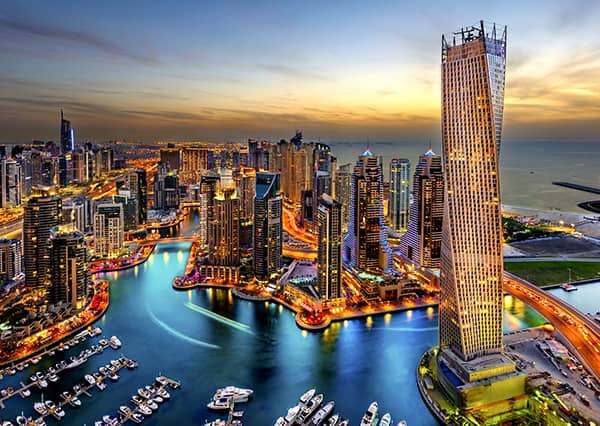 Dubai palapeli 1000 palaa on Enjoyn valmistama. Kuvassa yöllinen maisema Dubain satamasta. 