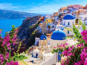 Santorini palapeli 1000 palaa (Santorini View with Flowers Greece) on Enjoyn valmistama. Sinisenä läikkyvä meri ja Santorinille tunnusomaiset sini-valkoiset rakennukset vievät kesäiselle matkalle Kreikkaan. 