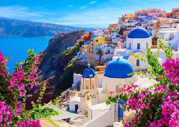 Santorini palapeli 1000 palaa (Santorini View with Flowers Greece) on Enjoyn valmistama. Sinisenä läikkyvä meri ja Santorinille tunnusomaiset sini-valkoiset rakennukset vievät kesäiselle matkalle Kreikkaan. 