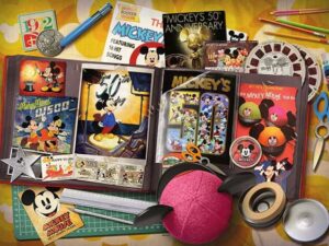Disney Collectors Edition 1960 palapeli on Ravensburgerin 1000-palainen. Juhlista 1970-lukua ja Mikki Hiiren merkittävää 50-vuotispäivää tällä upealla 1000 palan palapelillä. Peli kunnioittaa Mikki Hiiren kestävän perinnön "50 onnellista vuotta" ja sisältää ikimuistoisen kohtauksen aikakaudelta "Mickey Mouse Disco". Kuvassa sinut viedään 1970-luvun eloisaan ja värikkääseen maailmaan, joka vuosikymmen tunnetaan diskokuumeestaan ​​ja ikonisesta muodistaan. Kun olet koonnut tämän palapelin, se ei ole vain taideteos; se on arvostettu muisto erityisestä ajasta Mikin historiassa. Voit ylpeänä esitellä sen myös muille.