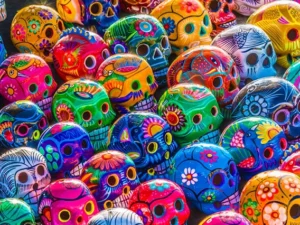 Colorful Skulls palapeli on Enjoyn 1000-palainen. Värikkäät meksikolaiset pääkallot kuvan kokoamisen voit aloittaa vaikkapa lajittelemalla värejä.