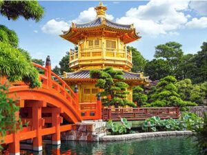 Kaunis Kiina palapeli (Beautiful China) on Castorlandin 500-palainen, jonka kuvassa kiinalainen temppeli, upea kaarisilta ja havupuita. Paloissa on normaali leikkaus ja palat ovat hiukan kiiltävät. Kuva toistuu palapelissä upein värein. 