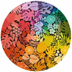 Circle Colors Tropical palapeli on Ravensburgerin pyöreä 500-palainen. Tooppiset hedelmät ja kasvien lehdet ovat kukin eri värinen tai sävyinen. Voit lajitella paloja valmiiksi värien mukaan, jos siitä tykkäät. Voit aloittaa vaikka keltaisesta ananaksesta tai turkoosista sitrushedelmästä. Circle Colors -palapeliä voi koota vaikka väri kerrallaan. Pyöreä muoto tuo kokoamiseen uuden vivahteen.