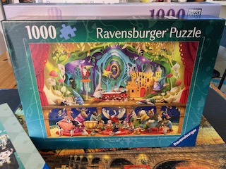 Ravensburgerin 1000 palan palapelilaatikot peräkkäin. Uudistettu laatikko etualalla.