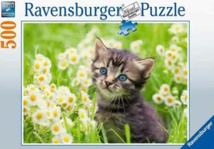 Kitten in the meadow palapeli 500 palaa on Ravensburgerin kissapalapeli, jossa kissanpentu istuu kukkien keskellä.