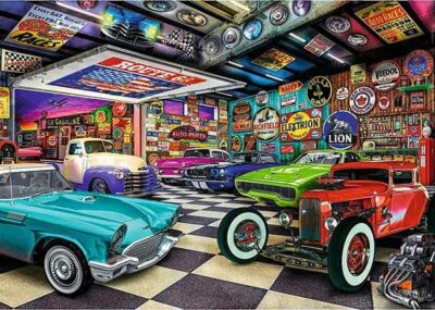 Car Collectors Garage palapeli 1000 palaa on kuva amerikkalaisia autoja harrastavan autotallista, jossa mitä upeimmat harrasteautot ovat esillä. Route 66 -juliste ja vanhat kyltit sisustavat autotallia.