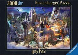 Hogwarts Castle palapeli 3000 palaa on Ravensburgerin lokakuun 2024 uutuus. Kuvassa Harry Potter -tarinoista tuttu Tylypahkan linna, yötaivaalla lentävät pöllöt ja muut oliot. Näet myös linnan seinien sisäpuolelle.