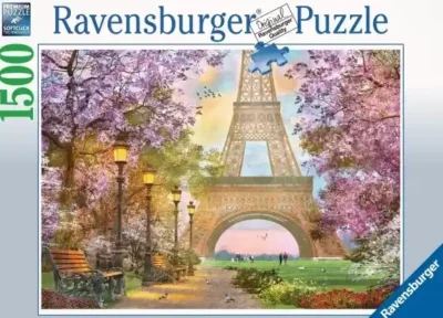 Paris Romance palapeli 1500 palaa on Ravensburgerin ihastuttava Pariisi-palapeli. Kuvassa puut kukkivat vaaleanpunaisin kukin, Eiffel-torni piirtyy taivasta vasten.