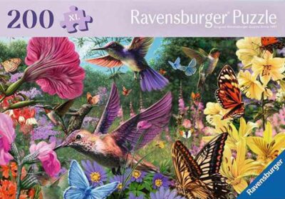 Hummingbirds & Butterflies palapeli 200 palaa on Ravensburgerin aikuisille tarkoitettu palapelattava, jonka koko valmiina on 42,2 x 29,2 cm.