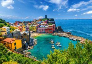 Vernazza Italy palapeli 1000 palaa on Castorlandin Italia-aihe, jossa ihanan värikäs valokuvamaisema Vernazzan taloista ja turkoosista merestä.