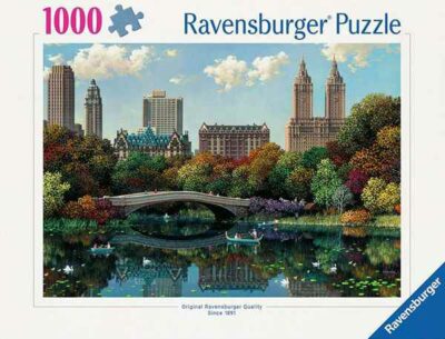 NY Central Park Bow Bridge palapeli 1000 palaa on Ravensburgerin vuoden 2025 uutuus. New Yorkin keskuspuiston vehreyden ja luonnon vastakohtana taivasta vasten piirtyy newyorkilaisten rakennusten silhuetit.