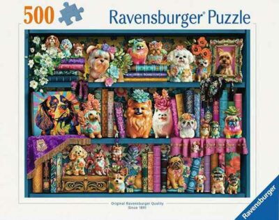 Precious porcelain pups palapeli 500 palaa on Ravensburgerin vuoden 2025 uutuus, jonka kuvassa suloiset posliinikoirat kirjojen kanssa samassa hyllyssä.