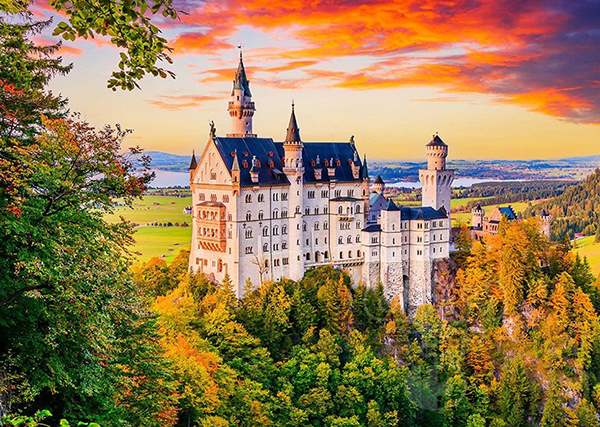 Neuschwanstein Castle in Autumn -palapeli 1000 palaa on Enjoy Puzzlen linnapalapeli.